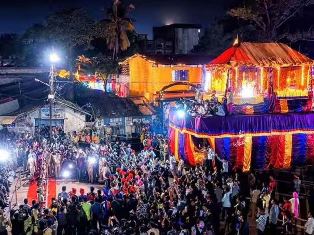 बस्तर दशहरा में फूल रथ की परिक्रमा, पारंपरिक रीति-रिवाजों के साथ निभाई गई रस्म