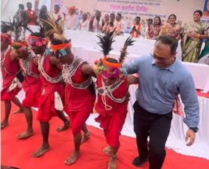 कांकेर में दिखा लोक संस्कृति का रंग, ग्रामीणों संग थिरके कलेक्टर