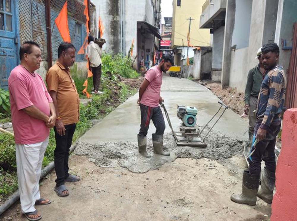 सड़क निर्माण में लापरवाही पर भड़कीं दुर्ग महापौर, अधिकारियों को लगाई फटकार