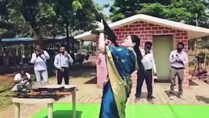 दशहरे पर IPS अंकिता शर्मा ने की शस्त्र पूजा, AK-47 चलाकर निभाई परंपरा
