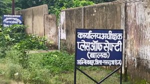 छत्तीसगढ़ के बाल सुधार गृह से 6 बालक फरार, गार्ड को बनाया बंधक और रसोइया पर फेंका खाना छत्तीसगढ़ के बाल सुधार गृह से 6 बालक फरार, गार्ड को बनाया बंधक और रसोइया पर फेंका खाना