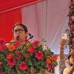 CG में स्मृति ईरानी का पहला दौरा, स्वागत के लिए सड़कों पर लगाए गए भाजपा के झंडे
