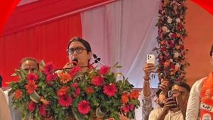 CG में स्मृति ईरानी का पहला दौरा, स्वागत के लिए सड़कों पर लगाए गए भाजपा के झंडे