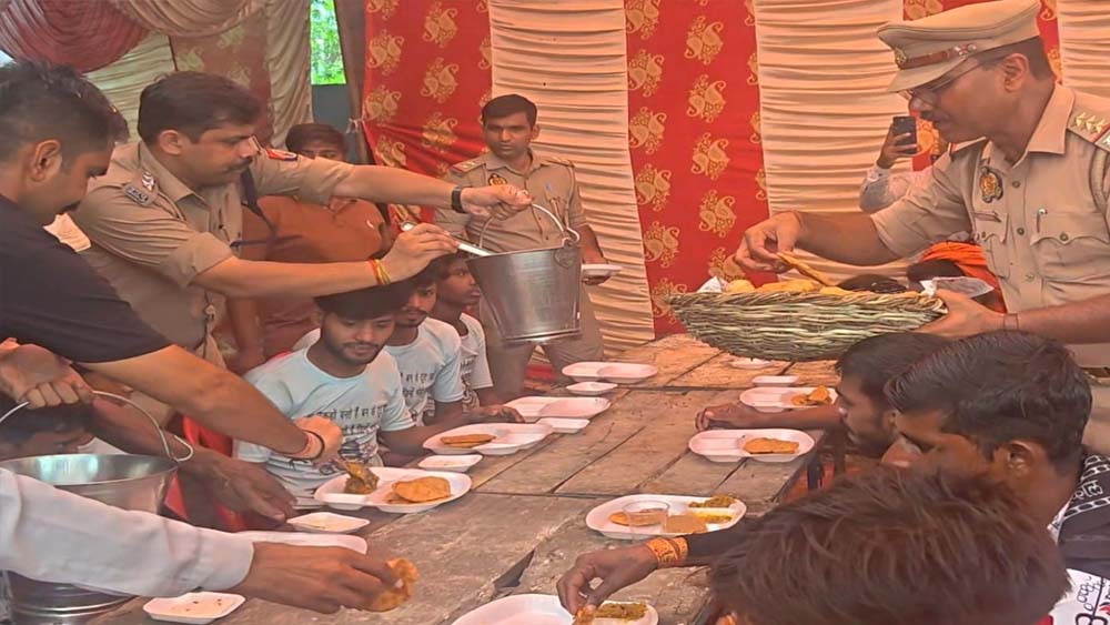 पुलिस का सेवा भाव: थाने में भंडारे का आयोजन, अधिकारियों ने श्रद्धालुओं को परोसा प्रसाद