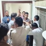 कोरबा में प्रलोभन देकर धर्मांतरण कराने का आरोप, होटल में बजरंग दल का प्रदर्शन कोरबा में प्रलोभन देकर धर्मांतरण कराने का आरोप, होटल में बजरंग दल का प्रदर्शन