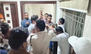 कोरबा में प्रलोभन देकर धर्मांतरण कराने का आरोप, होटल में बजरंग दल का प्रदर्शन कोरबा में प्रलोभन देकर धर्मांतरण कराने का आरोप, होटल में बजरंग दल का प्रदर्शन