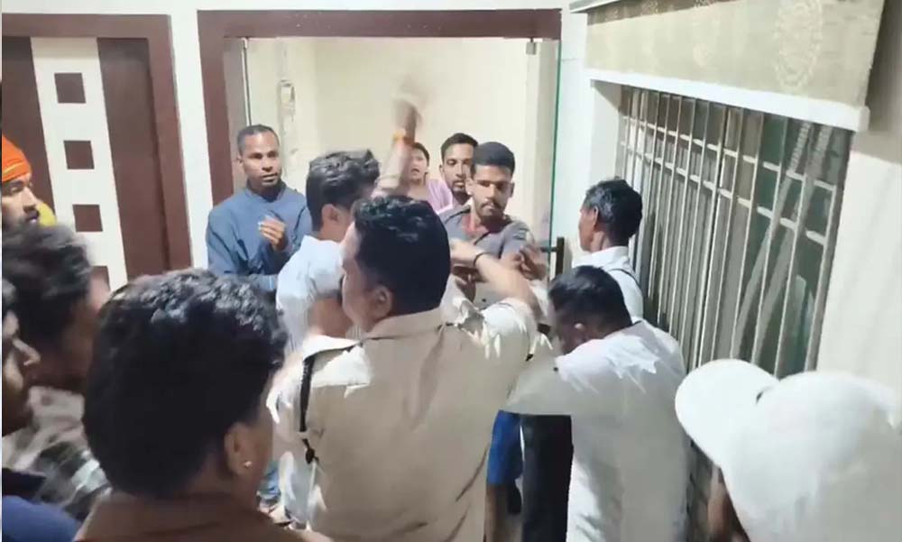 कोरबा में प्रलोभन देकर धर्मांतरण कराने का आरोप, होटल में बजरंग दल का प्रदर्शन