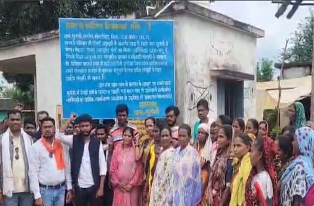CG में धर्मांतरण को लेकर बढ़ा विरोध, ग्रामीणों ने लगाए नो एंट्री के साइन बोर्ड CG में धर्मांतरण को लेकर बढ़ा विरोध, ग्रामीणों ने लगाए नो एंट्री के साइन बोर्ड