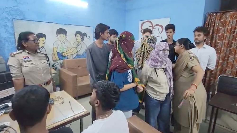 गरबा पोशाक में सिगरेट पीने और पिस्टल दिखाने वाली 3 लड़कियां गिरफ्तार, कुल 9 आरोपी पकड़े गए