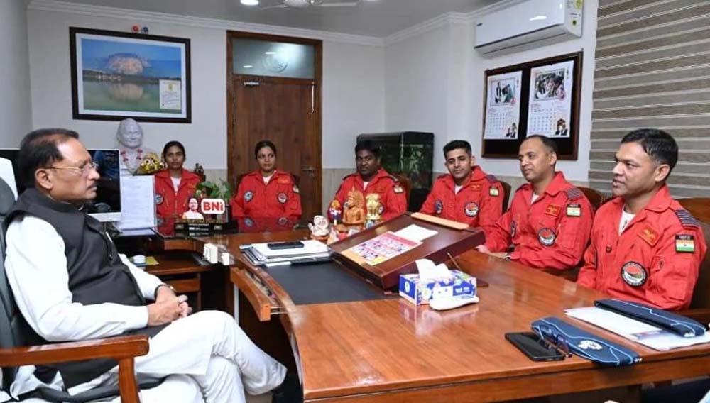 छत्तीसगढ़ राज्योत्सव में दिखेगा ‘सारंग’ टीम का दम, CM साय से मुलाकात के बाद ध्रुव हेलीकॉप्टर के प्रदर्शन की तैयारी