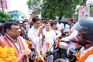 वित्त मंत्री एवं जांजगीर जिले के प्रभारी मंत्री  ओ.पी. चौधरी बाइक रैली में हुए शामिल, युवाओं का बढ़ाया उत्साह