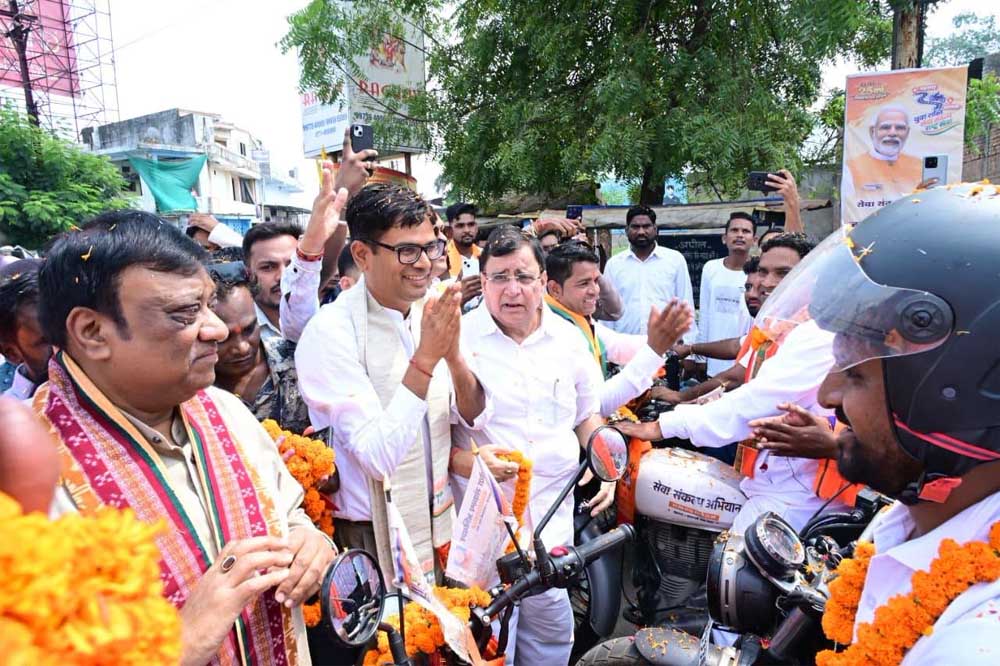 वित्त मंत्री एवं जांजगीर जिले के प्रभारी मंत्री  ओ.पी. चौधरी बाइक रैली में हुए शामिल, युवाओं का बढ़ाया उत्साह