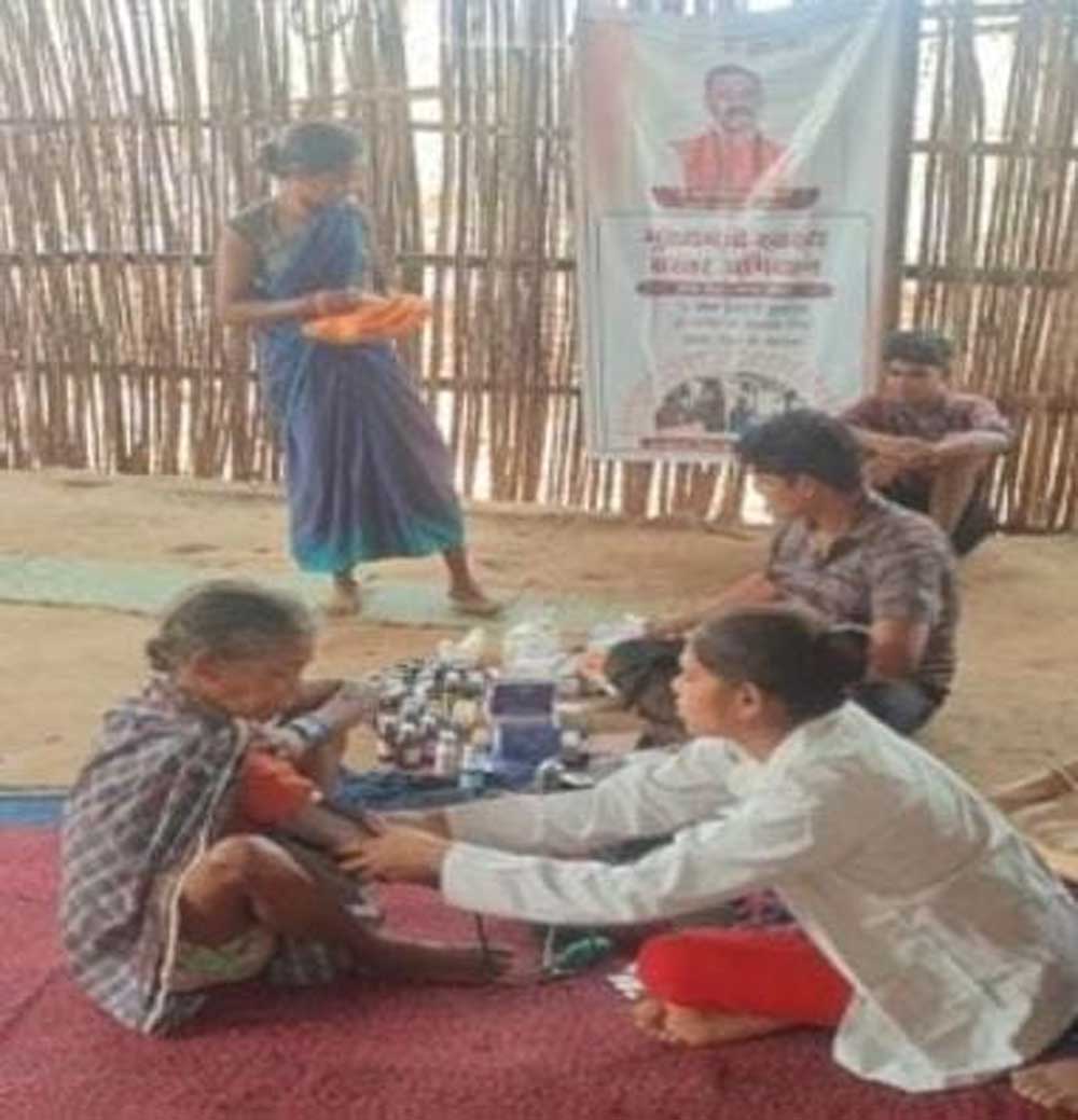 सेवा, समर्पण और जिजीविषा की मिसाल सात बार नदियां पार कर स्वास्थ्य दल पहुंचा तुमेरादी