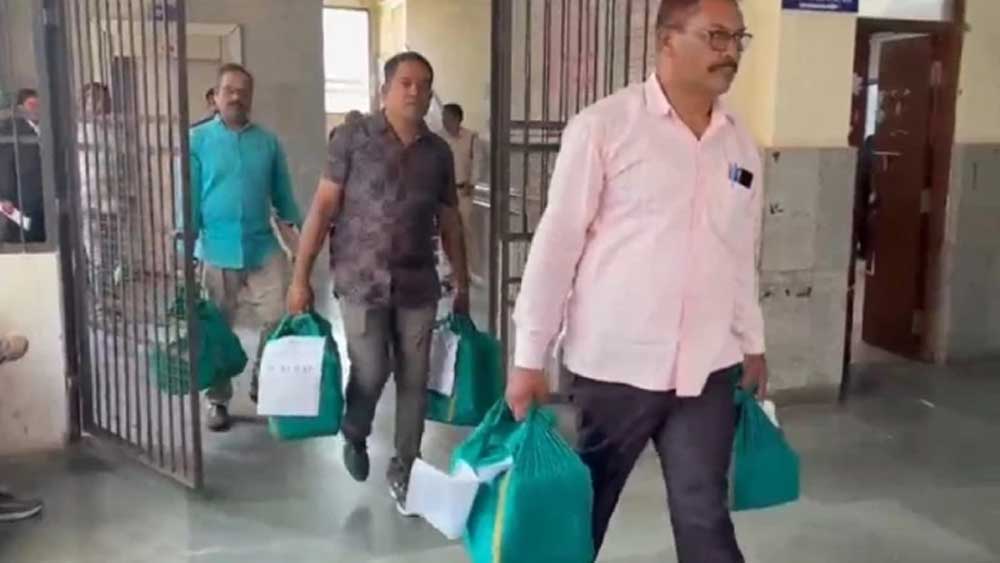 कोल लेवी केस में ₹104 करोड़ का कनेक्शन, राजीव भवन तक पहुंची रकम; कई नेता-अफसर जांच के घेरे में कोल लेवी केस में ₹104 करोड़ का कनेक्शन, राजीव भवन तक पहुंची रकम; कई नेता-अफसर जांच के घेरे में