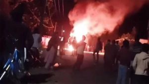 झनकी बाजार में तेज रफ्तार कार का कहर, एक की मौत और चार घायल; वाहन में लगाई आग झनकी बाजार में तेज रफ्तार कार का कहर, एक की मौत और चार घायल; वाहन में लगाई आग