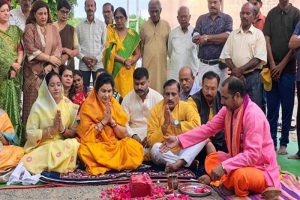 राज्यमंत्री गौर ने विभिन्न विकास कार्यों का किया भूमि पूजन और लोकार्पण राज्यमंत्री गौर ने विभिन्न विकास कार्यों का किया भूमि पूजन और लोकार्पण
