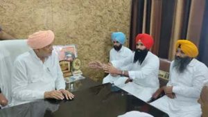 धान की फसल भीगने से किसानों में रोष, हरियाणा के कृषि मंत्री के सामने जताया विरोध