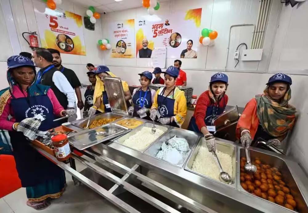 अटल कैंटीन पहुंचे हरियाणा के डिप्टी स्पीकर, ₹20 का खाना खाकर दिए ₹200