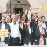 गुरुग्राम कोर्ट में कामकाज ठप, हमलावरों की गिरफ्तारी तक हड़ताल जारी रखने पर अड़े वकील गुरुग्राम कोर्ट में कामकाज ठप, हमलावरों की गिरफ्तारी तक हड़ताल जारी रखने पर अड़े वकील