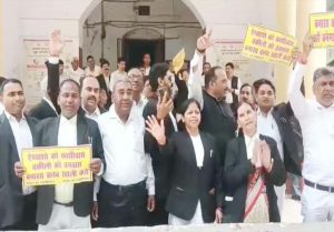 गुरुग्राम कोर्ट में कामकाज ठप, हमलावरों की गिरफ्तारी तक हड़ताल जारी रखने पर अड़े वकील गुरुग्राम कोर्ट में कामकाज ठप, हमलावरों की गिरफ्तारी तक हड़ताल जारी रखने पर अड़े वकील