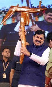 कृषि विभाग की टीम कृषि योजनाओं और नीतियों को फाईलों से निकालकर खेत की मेढ़ तक पहुंचाती है