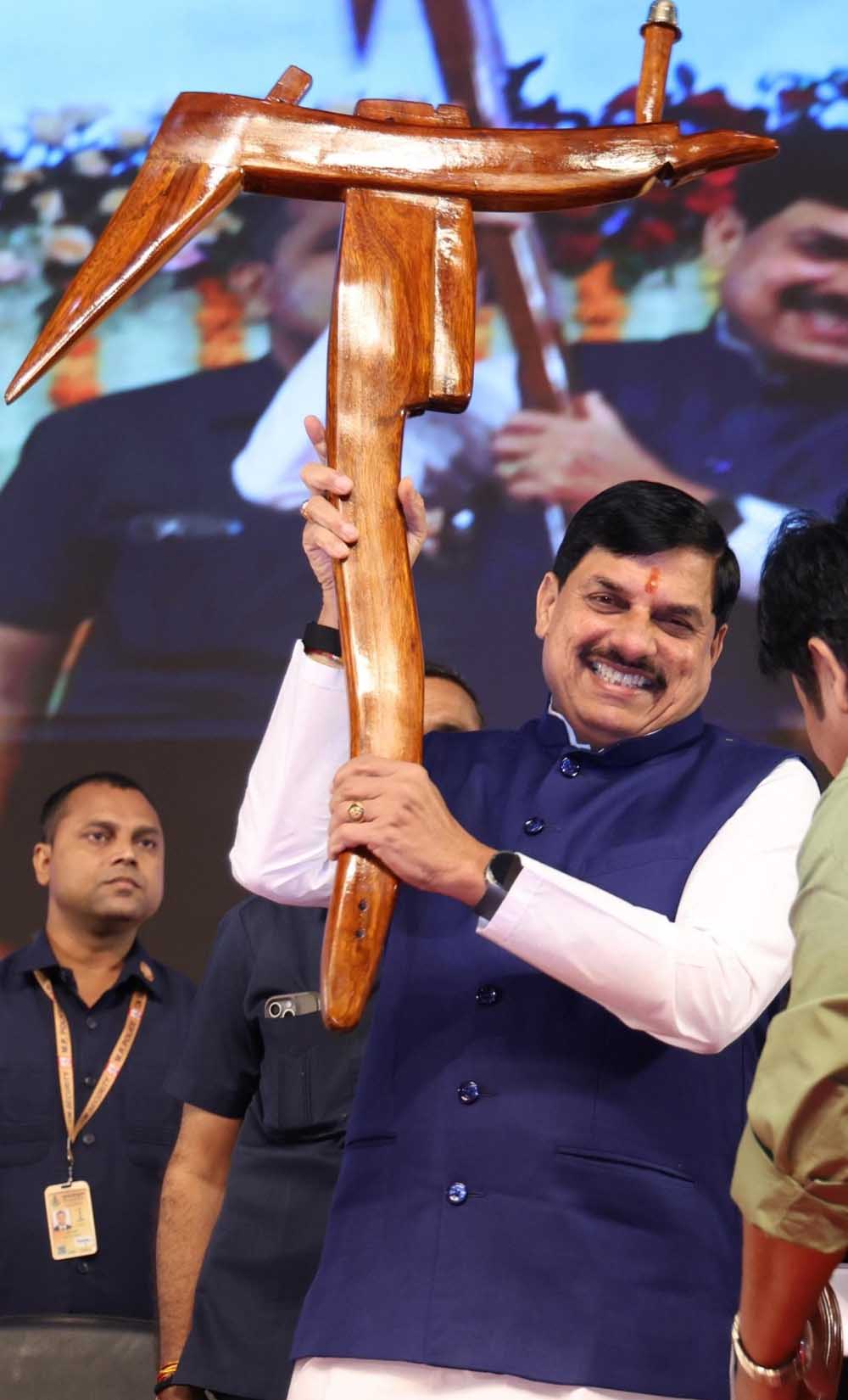 कृषि विभाग की टीम कृषि योजनाओं और नीतियों को फाईलों से निकालकर खेत की मेढ़ तक पहुंचाती है