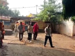 गुना में अस्पताल के बाहर सजी अर्थी, शव घर ले जाने को लेकर विवाद गुना में अस्पताल के बाहर सजी अर्थी, शव घर ले जाने को लेकर विवाद