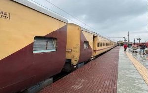 त्योहारी सीजन में बढ़ी ट्रेन सेवाएं, 3 जोड़ी स्पेशल ट्रेनों के फेरे बढ़े; यात्रियों को मिलेगी राहत त्योहारी सीजन में बढ़ी ट्रेन सेवाएं, 3 जोड़ी स्पेशल ट्रेनों के फेरे बढ़े; यात्रियों को मिलेगी राहत