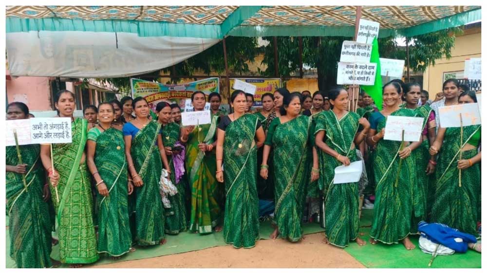 छत्तीसगढ़ में आंगनबाड़ी कार्यकर्ताओं का हल्लाबोल, नियमितीकरण और 30 हजार वेतन के लिए बुलंद की आवाज छत्तीसगढ़ में आंगनबाड़ी कार्यकर्ताओं का हल्लाबोल, नियमितीकरण और 30 हजार वेतन के लिए बुलंद की आवाज