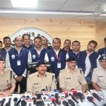 जबलपुर पुलिस ने 4 करोड़ 35 लाख 55 हजार रुपये कीमत का 871 किलो 95 ग्राम गांजा, 412 नग पेंट के डिब्बे एवं तस्करी में प्रयुक्त कंटेनर किया जब्त जबलपुर पुलिस ने 4 करोड़ 35 लाख 55 हजार रुपये कीमत का 871 किलो 95 ग्राम गांजा, 412 नग पेंट के डिब्बे एवं तस्करी में प्रयुक्त कंटेनर किया जब्त