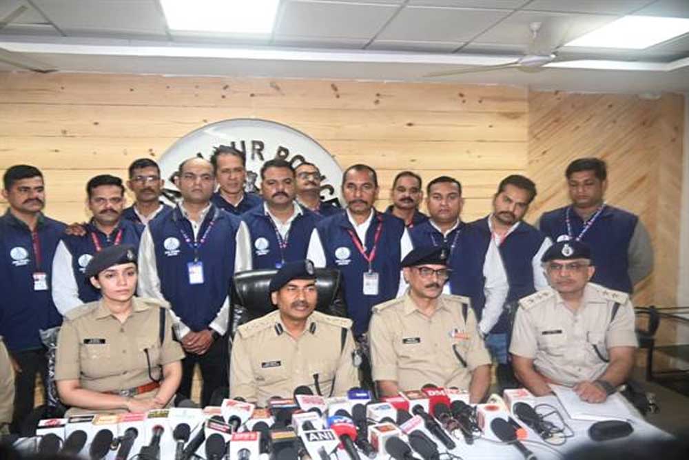 जबलपुर पुलिस ने 4 करोड़ 35 लाख 55 हजार रुपये कीमत का 871 किलो 95 ग्राम गांजा, 412 नग पेंट के डिब्बे एवं तस्करी में प्रयुक्त कंटेनर किया जब्त