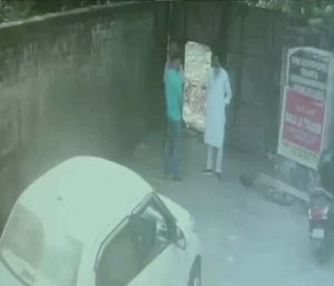 DIG ऑफिस के बाहर बदमाशों का आतंक, कार के शीशे तोड़े और हवा में चलाई गोलियां