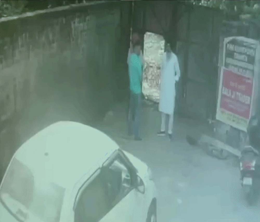 DIG ऑफिस के बाहर बदमाशों का आतंक, कार के शीशे तोड़े और हवा में चलाई गोलियां