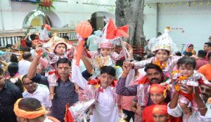 अमृतसर में अनोखी धार्मिक परंपरा, मन्नत पूरी होने पर बच्चे बने लंगूर, दर्शन के लिए पहुंचे श्रद्धालु अमृतसर में अनोखी धार्मिक परंपरा, मन्नत पूरी होने पर बच्चे बने लंगूर, दर्शन के लिए पहुंचे श्रद्धालु