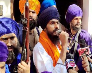 पंजाब में परविंदर झोटा की हत्या के बाद तनाव, अमृतपाल की पार्टी के कई कार्यकर्ता हिरासत में पंजाब में परविंदर झोटा की हत्या के बाद तनाव, अमृतपाल की पार्टी के कई कार्यकर्ता हिरासत में