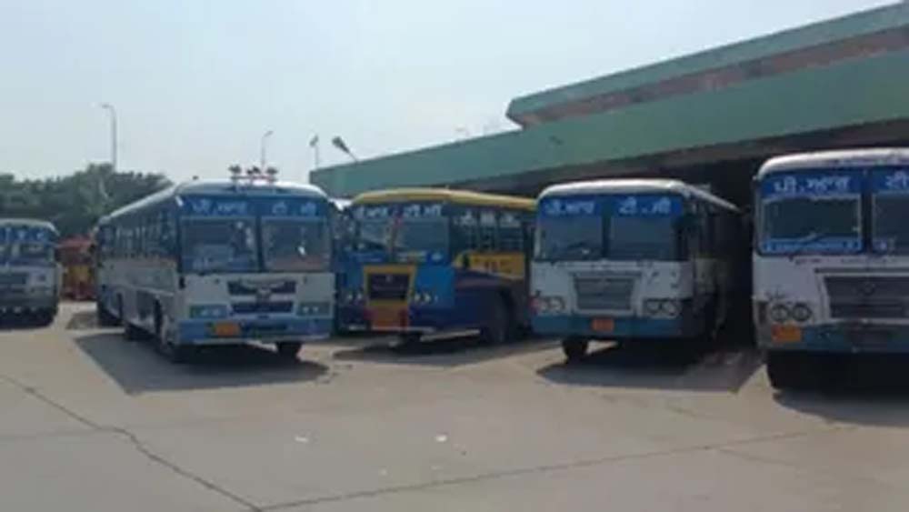 हरपाल चीमा के साथ बैठक के बाद बनी सहमति, पंजाब में सड़कों पर लौटीं बसें