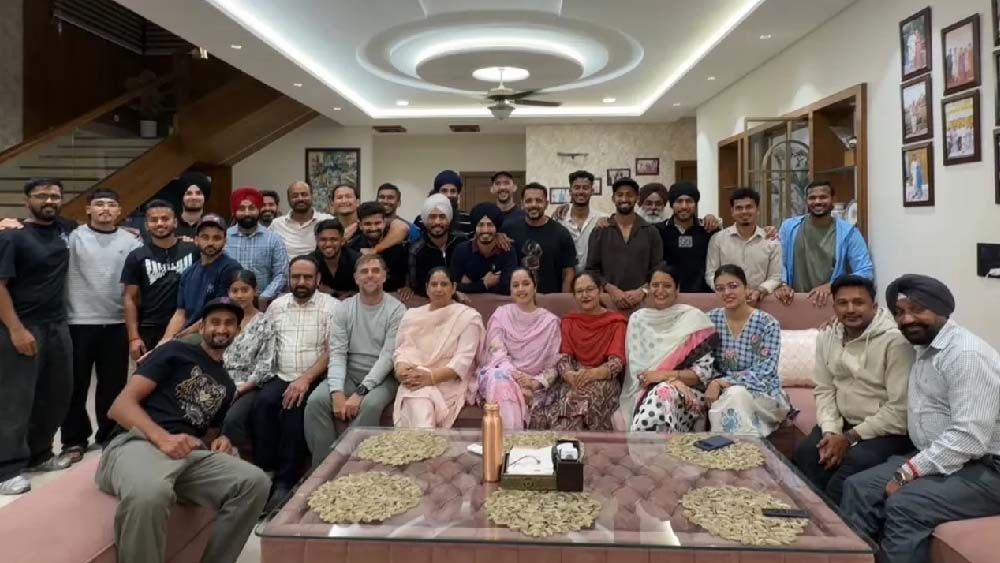 मनदीप सिंह के घर टीम इंडिया का खास स्वागत, खिलाड़ियों ने चखा पारंपरिक पंजाबी जायका