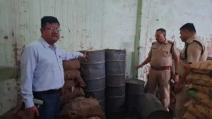 ग्वालियर में त्योहार से पहले बड़ी बरामदगी, 600 किलो विस्फोटक सामग्री पकड़ी; कार्बाइड गन पर पहले ही लग चुका है बैन ग्वालियर में त्योहार से पहले बड़ी बरामदगी, 600 किलो विस्फोटक सामग्री पकड़ी; कार्बाइड गन पर पहले ही लग चुका है बैन