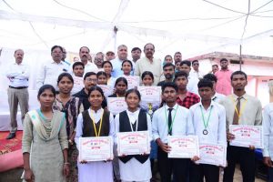 पर्यटन एवं संस्कृति मंत्री  राजेश अग्रवाल लखनपुर में आयोजित ब्लॉक स्तरीय सरगुजा ओलंपिक के समापन समारोह में हुए शामिल