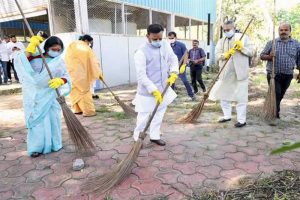 स्वच्छता को अपनी आदत बनाएं, स्वच्छ एवं स्वस्थ भारत के निर्माण में दें योगदान : उप मुख्यमंत्री शुक्ल स्वच्छता को अपनी आदत बनाएं, स्वच्छ एवं स्वस्थ भारत के निर्माण में दें योगदान : उप मुख्यमंत्री शुक्ल