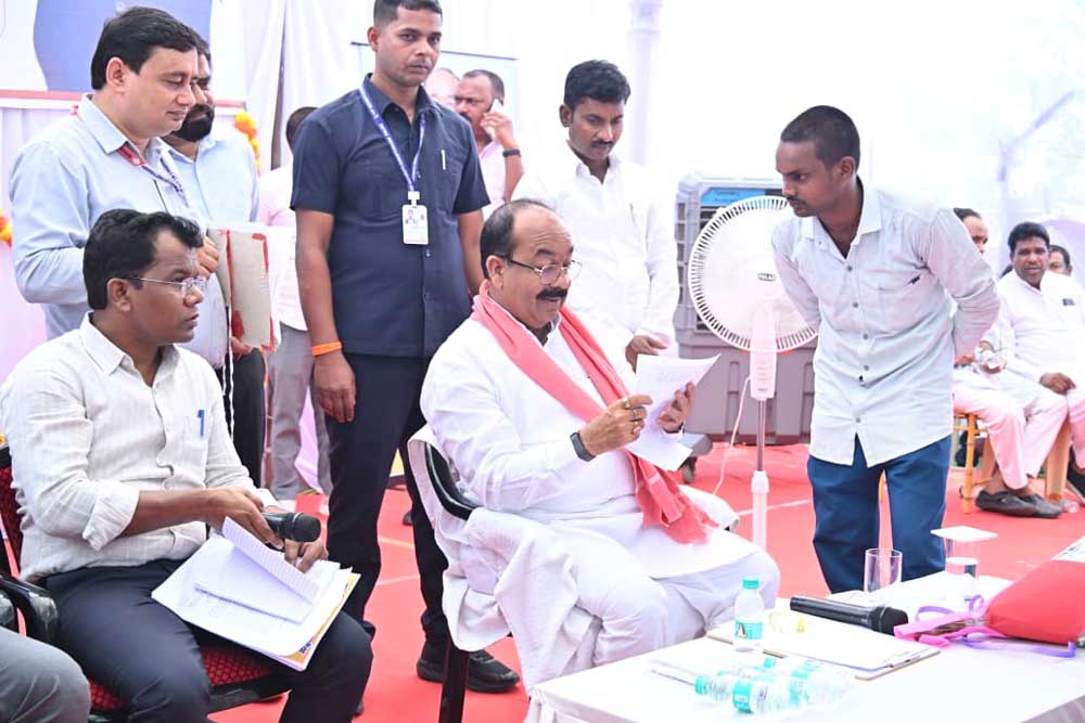 जनदर्शन में उप मुख्यमंत्री ने सुनी नागरिकों की समस्याएं