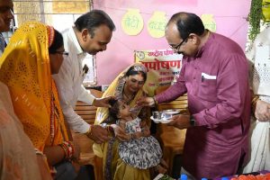“बच्चों के अंदर अपना बचपना ढूंढता हूं…” जमीन पर बैठकर बच्चों संग खेले श्री अरुण साव “बच्चों के अंदर अपना बचपना ढूंढता हूं…” जमीन पर बैठकर बच्चों संग खेले श्री अरुण साव