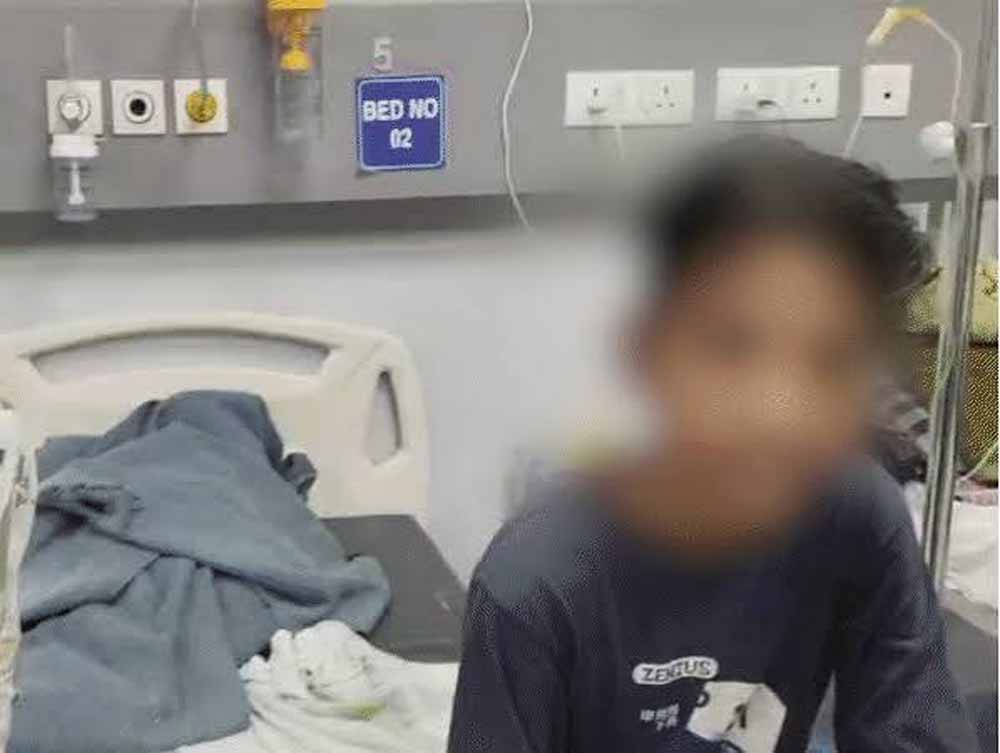 खाने में छिपकली मिलने का दावा, 13 बच्चे बीमार खाने में छिपकली मिलने का दावा, 13 बच्चे बीमार
