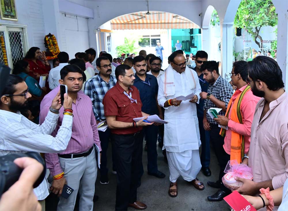 जनता दर्शन में उपमुख्यमंत्री ने संवेदनशीलता के साथ सुनीं जनसमस्याएं