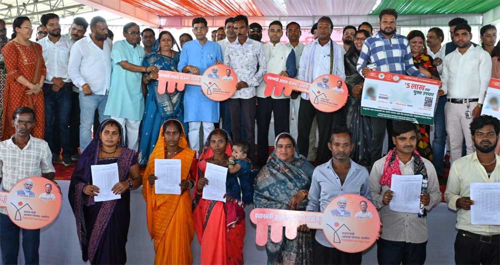 राजस्व मंत्री टंकराम वर्मा ने बांटी सामग्री व प्रमाण पत्र