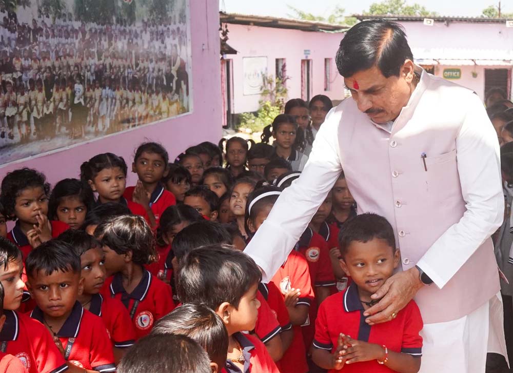 काफिला रुकवाकर स्कूल पहुंचे CM यादव, बच्चों से किया संवाद