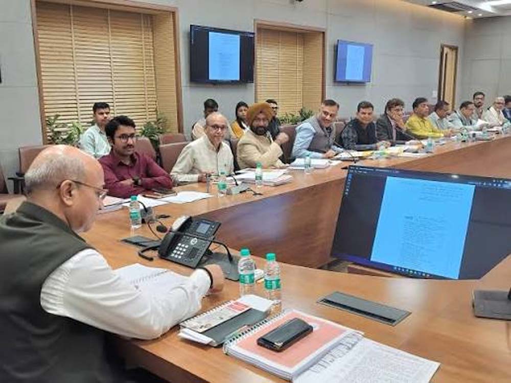शिक्षा, रियल एस्टेट, नवीकरणीय ऊर्जा, फूड प्रोसेसिंग और पर्यटन क्षेत्र की परियोजनाओं की समीक्षा
