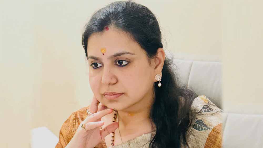 मिर्जापुर में पूर्व IAS दिव्या का बड़ा संकेत, नवरात्रि में करेंगी घोषणा