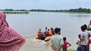 भोज खाने जा रहे लोगों की नाव डूबी, 8 की मौत