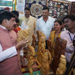 एमए पास दुर्गा सिंह ने हुनर को बनाया अपनी ताकत, लकड़ी की कलाकारी से संवार रहीं भविष्य एमए पास दुर्गा सिंह ने हुनर को बनाया अपनी ताकत, लकड़ी की कलाकारी से संवार रहीं भविष्य